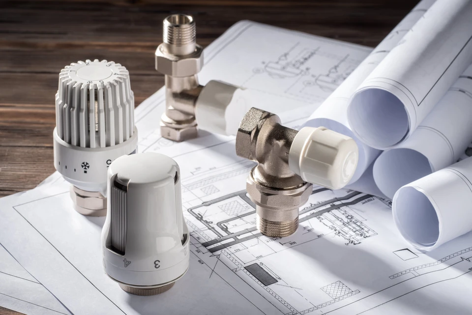 Espace de travail intérieur avec plans techniques déroulés sur surface en bois