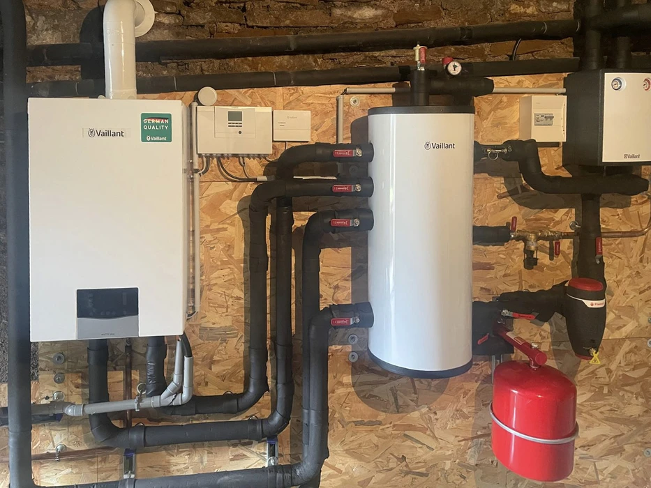 Intérieur technique d'une chaufferie avec installation de chauffage moderne