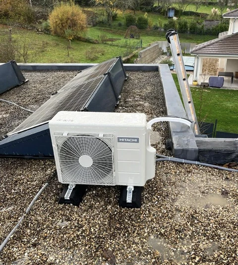 Extérieur, toit plat d'immeuble avec gravier, installation de climatisation