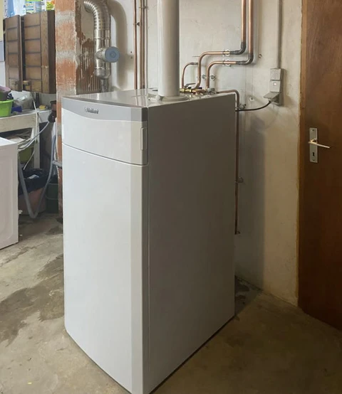 Cave ou sous-sol résidentiel avec chaudière à condensation blanche récemment installée