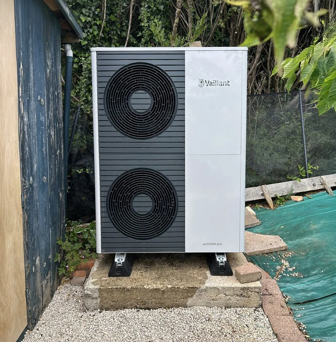 Extérieur résidentiel avec piscine, installation d'une pompe à chaleur air-eau Vaillant aroTHERM plus