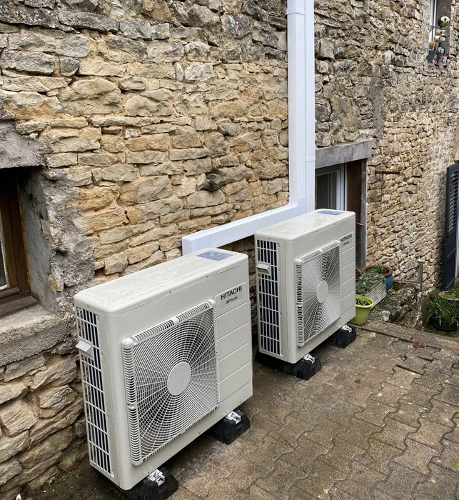 Intérieur résidentiel avec mur blanc et plafond, climatiseur split mural installé en position haute