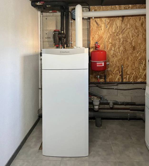 Intérieur résidentiel avec mur blanc et plafond, climatiseur split mural installé en position haute