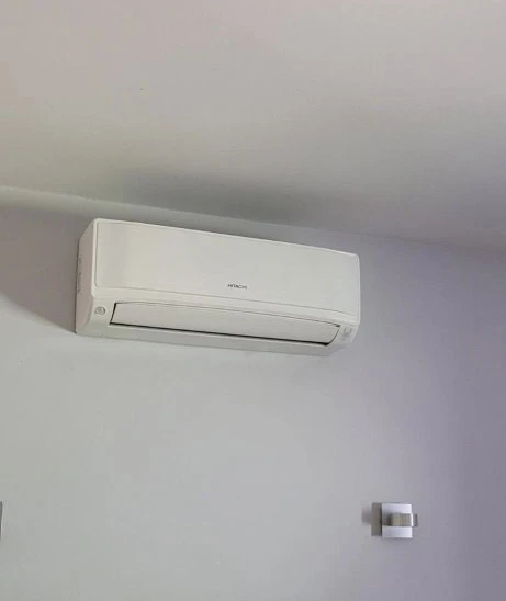 Salle technique intérieure avec installation de chauffage moderne