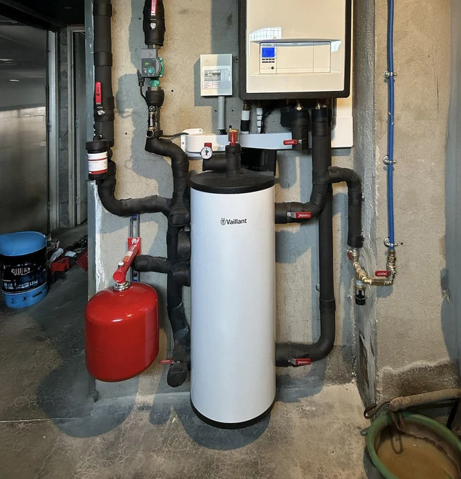 Cave ou sous-sol résidentiel avec chaudière à condensation blanche récemment installée