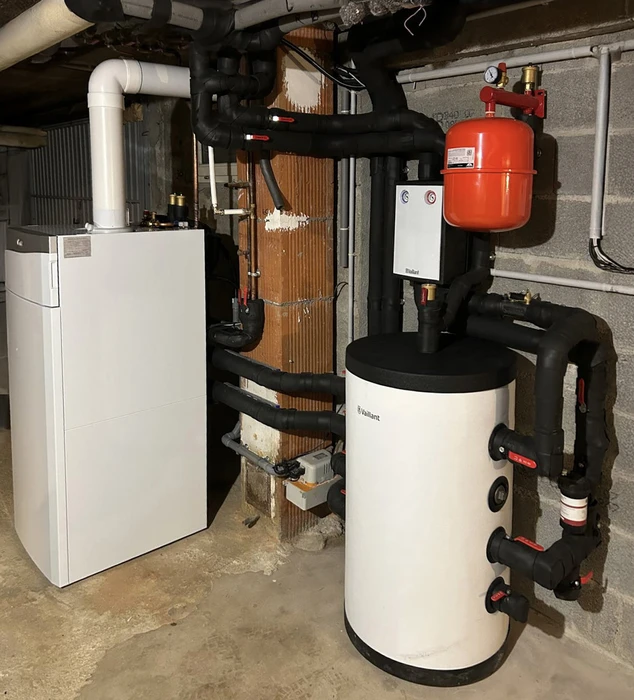 Salle technique intérieure avec installation de plomberie et chauffage