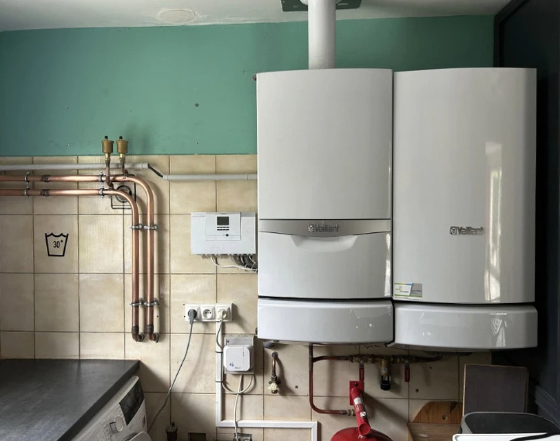 Salle technique intérieure avec installation de plomberie et chauffage