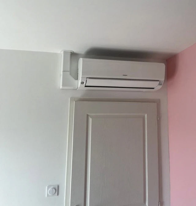 Extérieur résidentiel avec piscine, installation d'une pompe à chaleur air-eau Vaillant aroTHERM plus